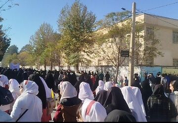 حضور پرشور دانش‌آموزان کوهدشت در راهپیمایی یوم‌الله ۱۳ آبان
