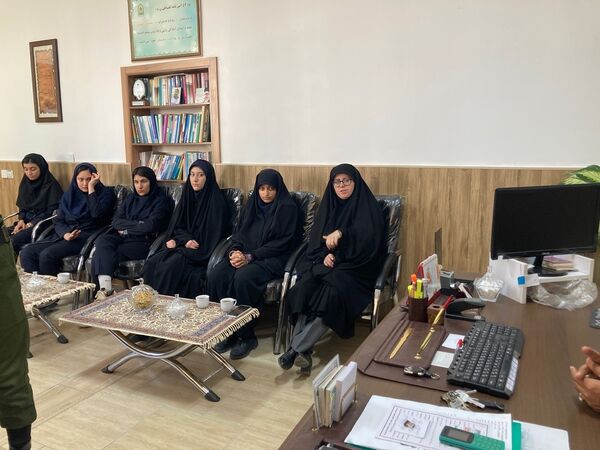 بازدید دانش‌آموزان دبیرستان سمیه از کلانتری ۱۱ بجنورد به مناسبت هفته نیروی انتظامی 