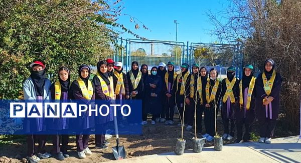  وقتی نهال‌ها هم انقلابی شدند؛ فجر در حیاط مدرسه ام‌البنین
