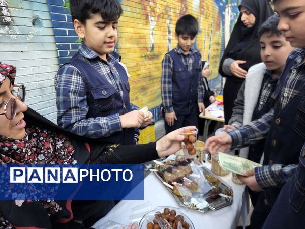  بازارچه دانش آموزی به مناسبت سالگرد پیروزی انقلاب اسلامی در دبستان پسرانه پاسدارن ناحیه ۳
