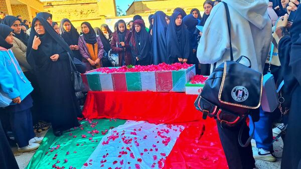 استقبال از شهدای گمنام در دبیرستان حضرت زینب(س) شهرستان لنده