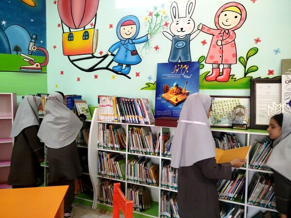 بازدید دانش‌آموزان دبستان شهید نجفی فدافن از کتابخانه فدک