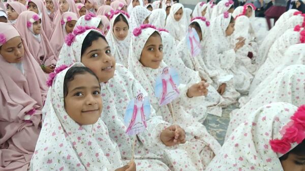 دانش‌آموزان دبستانی فین پیمان بندگی خود را جشن گرفتند