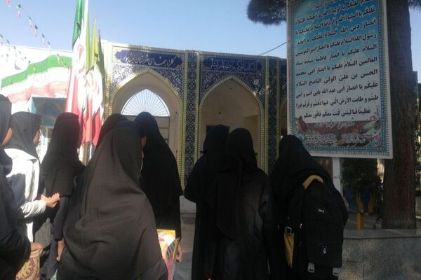 حضورپیشتازان دبیرستان شهید مجید دهنوی درگلزار شهدای بهشت فضل نیشابور