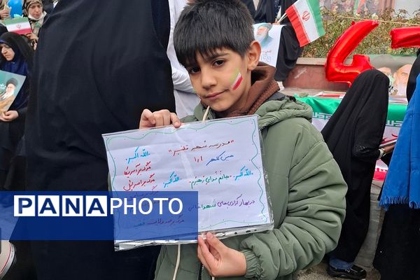 حضور اقشار مختلف مردم شهرری در راهپیمایی ۲۲ بهمن