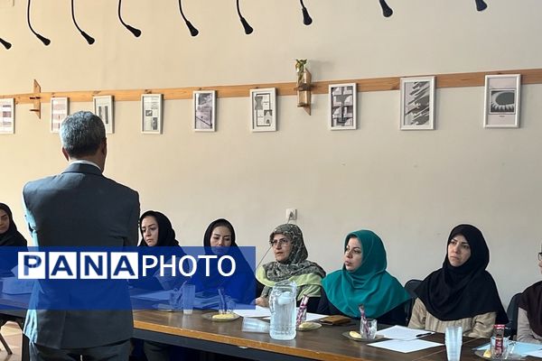 کارگاه آموزشی «مهارت‌های برقراری ارتباط با نوجوان » در هنرستان قدس ناحیه دو شهرری 