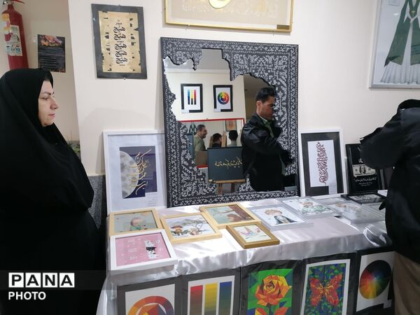 افتتاح نمایشگاه دست سازه‌های هنری در هفته مشاغل