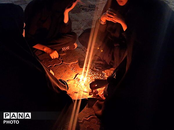 روشنایی شمع‌ها در شام غریبان؛ کاشمر در سوگ کربلا
