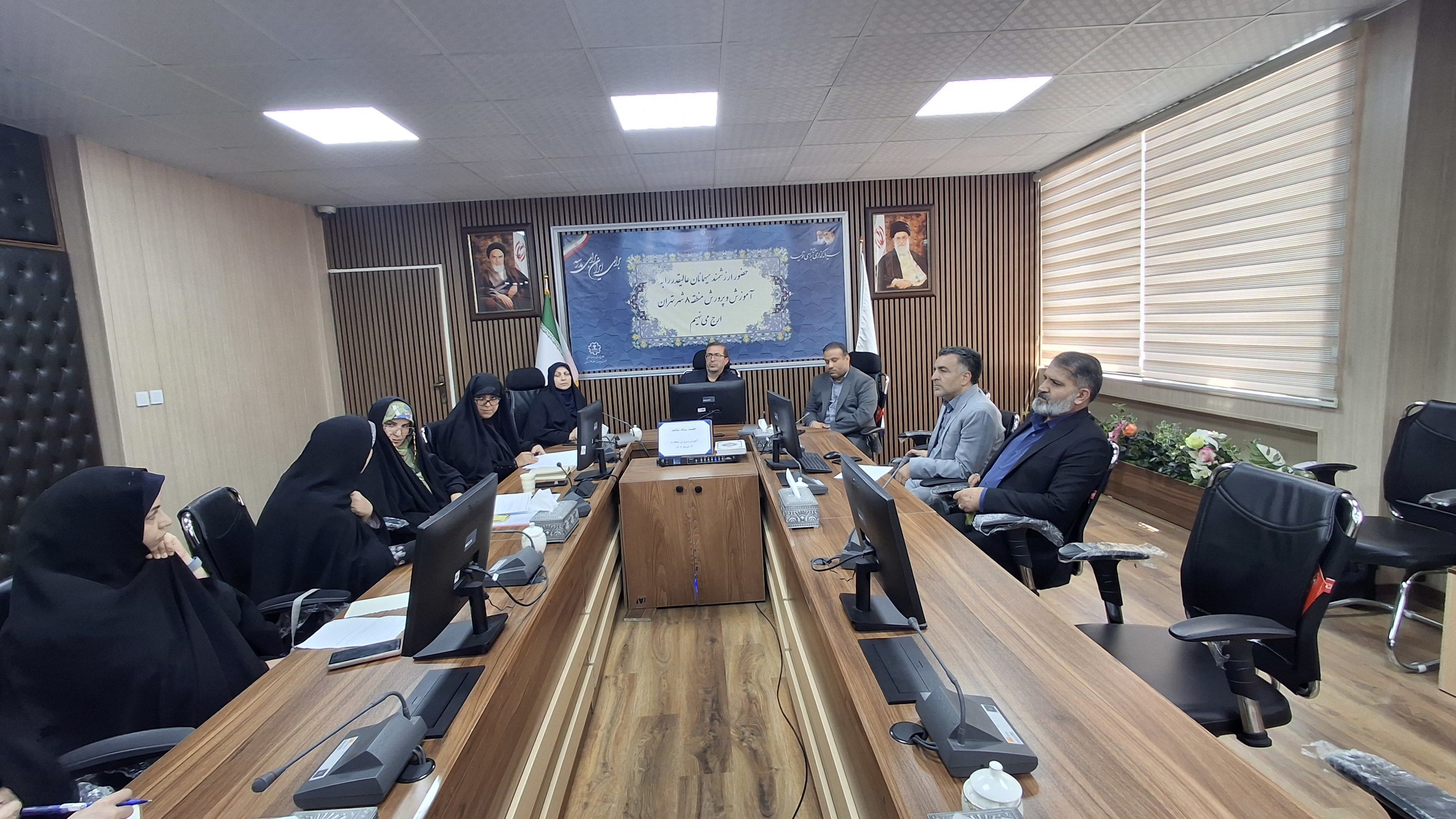 مدارس منطقه ۸ باید سنگر زنده نگه‌داشتن فرهنگ ایثار و وفاداری باشند