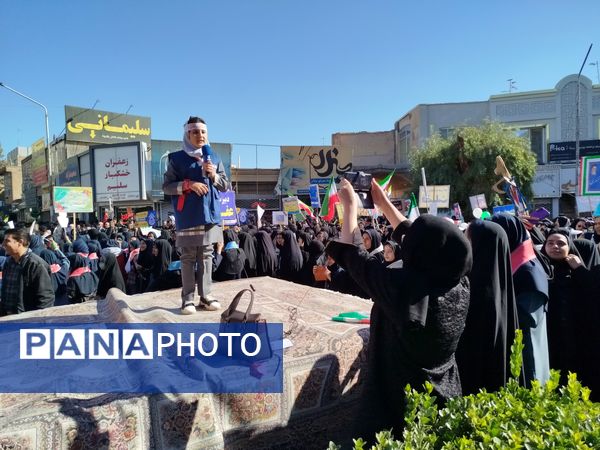 حضور پرشور دانش‌آموز خبرنگاران پانا کاشمر در راهپیمایی ۱۳ آبان