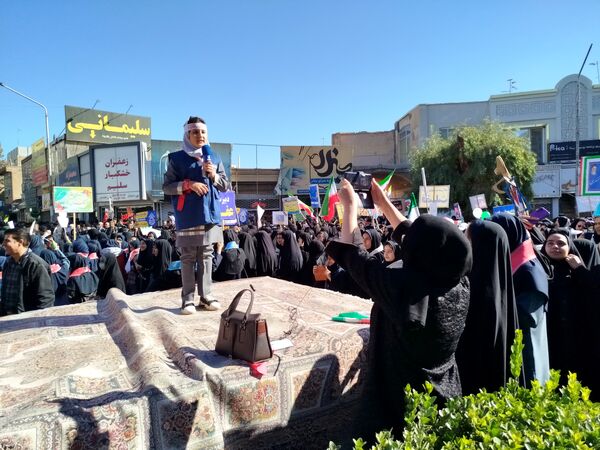 حضور پرشور دانش‌آموز خبرنگاران پانا کاشمر در راهپیمایی ۱۳ آبان