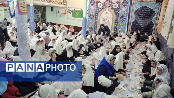 مراسم افطاری در دبستان دخترانه شهید باهنر با حضور دانش‌آموزان و اولیاء
