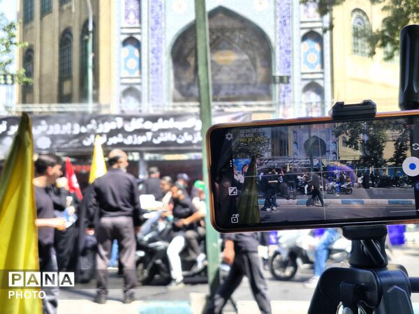 حضور پرشور مردم در خیابان فلسطین برای بدرقه رهبر