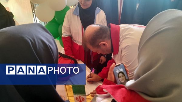 بازدید دبیرکل جمعیت هلال احمر کشور از غرفه‌های خدمت‌رسانی شهر کرج در نوروز 
