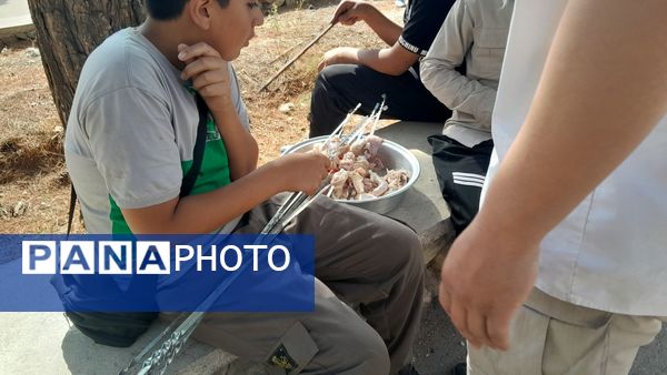 خودکفایی در آشپزی؛ دانش‌آموزان جوجه را از زغال تا سفره رساندند