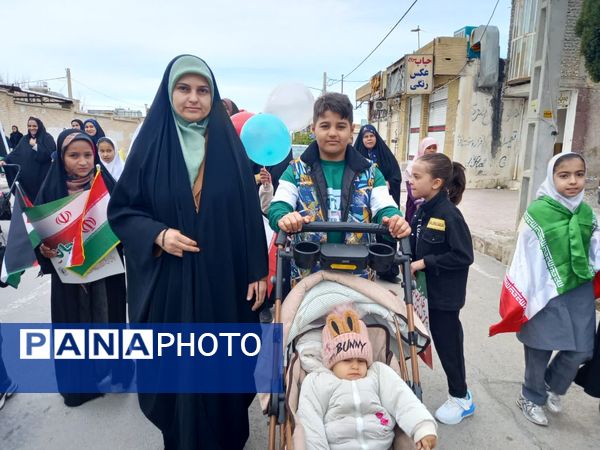 جلوه‌ای از همراهی اقشار مختلف مردم در راهپیمایی سالروز انقلاب بختگان