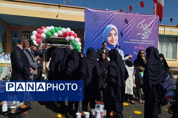 آیین نواختن زنگ مدرسه با شروع سال تحصیلی جدید 