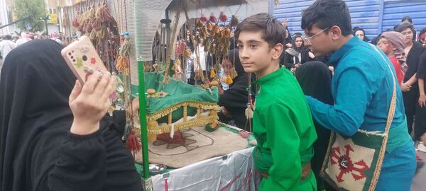 استقبال عزاداران حسینی از کاروان نمادین اسرای کربلا در قم