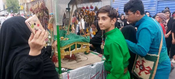استقبال عزاداران حسینی از کاروان نمادین اسرای کربلا در قم