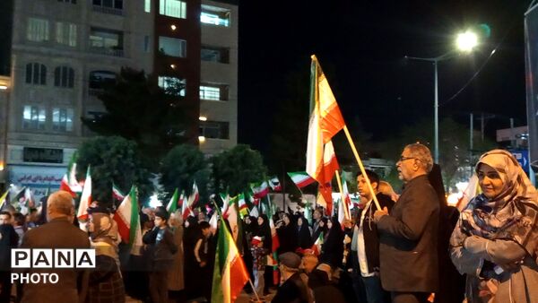 پنجاه وچهار شب در میدان پای کار ایران