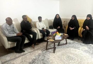 دیدار مشاور امور بانوان و خانواده بنیاد شهید با خانواده شهدای مدرسه شجره طیبه در میناب