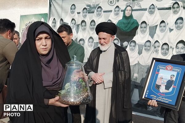 مراسم یادبود آموزگار دبستان نیلوفر رفیعی ناحیه دو شهرری با حضور پیشتازان سازمان دانش‌آموزی 