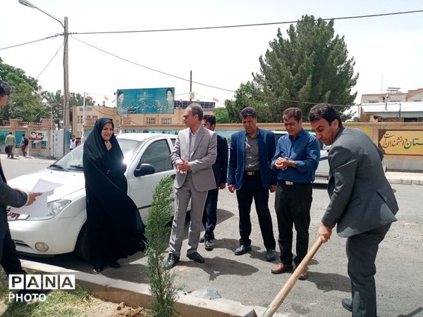 مسئولین اداره آموزش و پرورش کاشمر دو نهال بر زمین نهادند