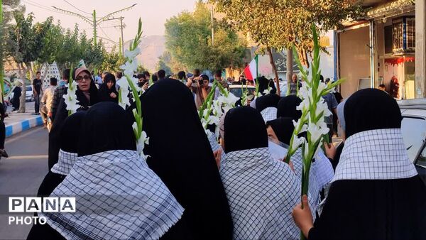 غبارروبی مزار شهدا در گلستان شهدای کهریزسنگ