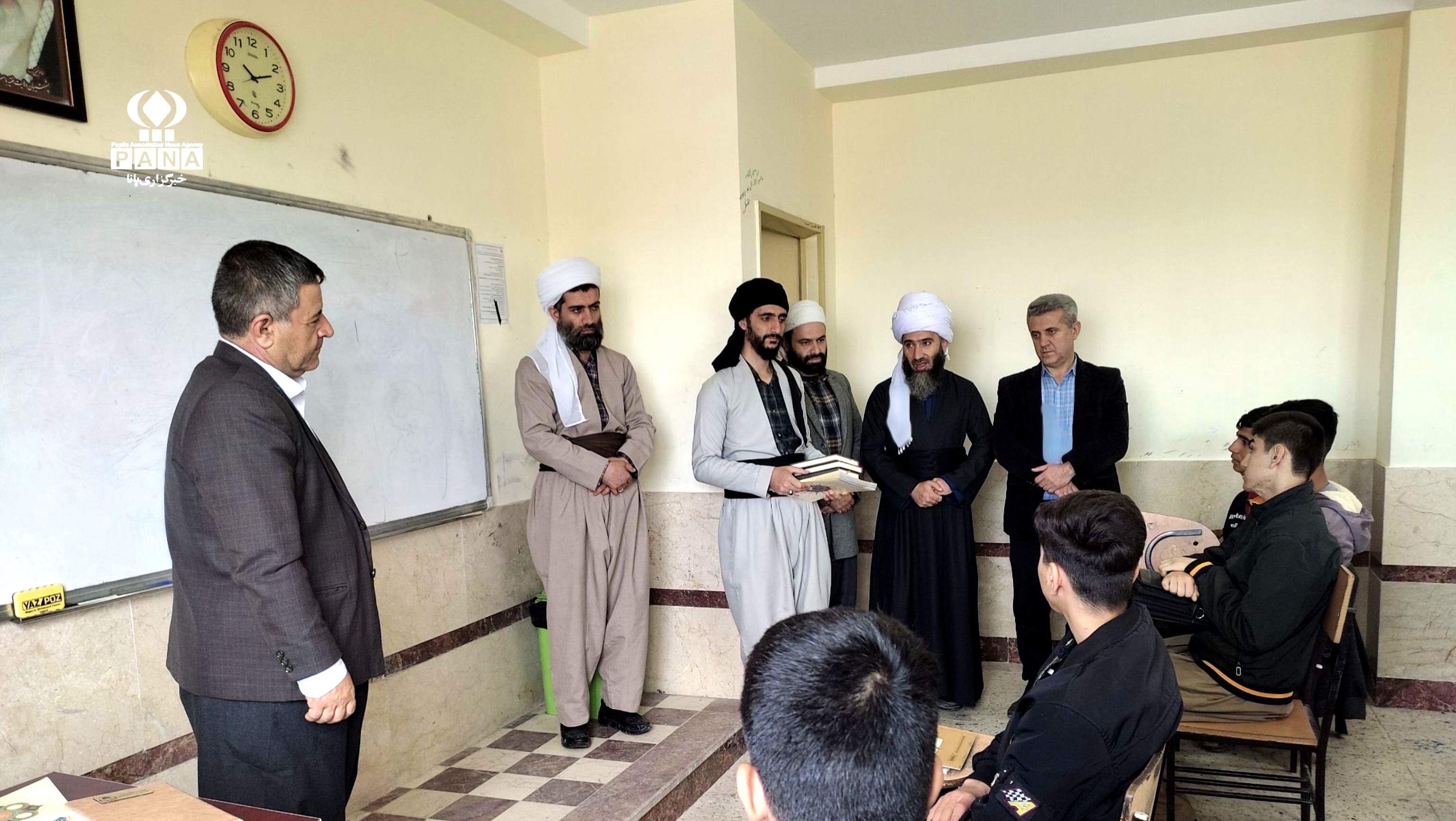 تجلیل مدرسه علوم دینی حضرت محمد رسول‌الله(ص) از معلمان دبیرستان توحید در هفته معلم