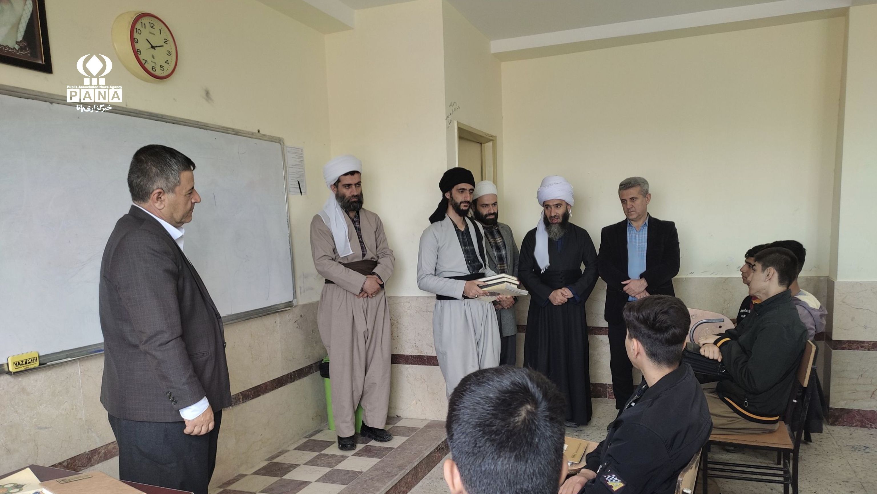 تجلیل مدرسه علوم دینی حضرت محمد رسول‌الله(ص) از معلمان دبیرستان توحید در هفته معلم