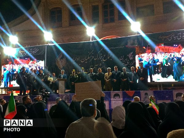 تجمع فرهنگیان و دانش‌آموزان همدان در میدان امام خمینی (ره) به مناسبت هفته معلم