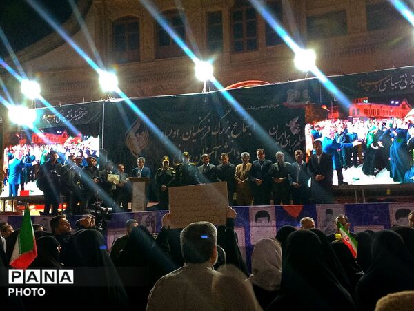 تجمع فرهنگیان و دانش‌آموزان همدان در میدان امام خمینی (ره) به مناسبت هفته معلم