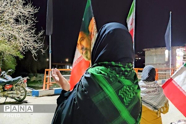 در کنار هم ایستاده ایم-۱