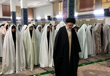 اقامه نماز جماعت به امامت امام جمعه شهرری در دبیرستان شاهد ندای فاطمه(س)