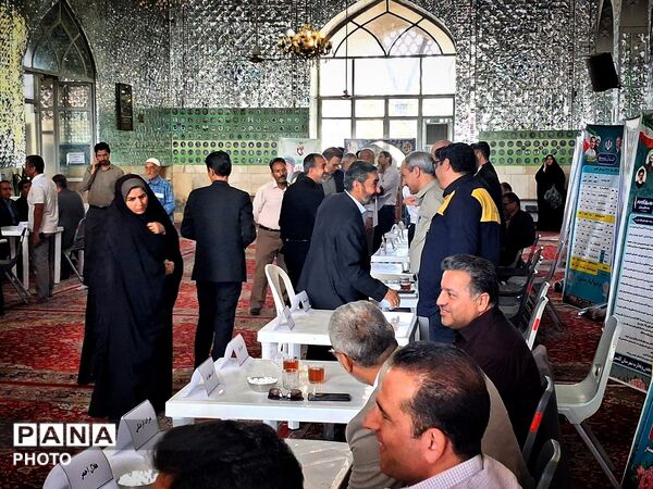 برپایی میز ارتباطات مردمی مسئولان کاشمر در هفته دولت