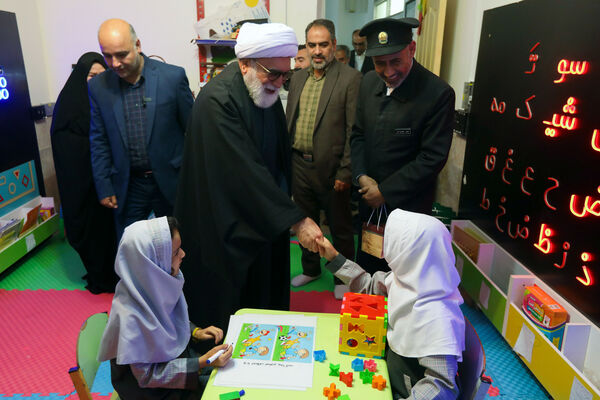 حضور تولیت آستان قدس رضوی در جمع دانش‌آموزان با آسیب بینایی مشهد