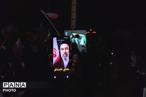 پرچم عزت را می‌بریم بالا 