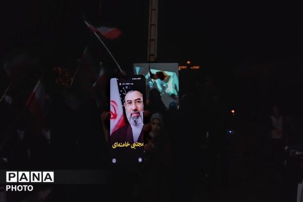 پرچم عزت را می‌بریم بالا 