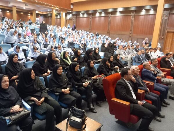 نواختن زنگ سپاس در فرهنگسرای آریو مصلی نژاد 