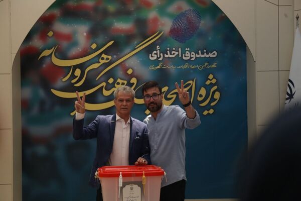 حماسه رأی اولی‌ها در کنار هنرمندان و اصحاب رسانه 
