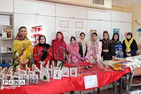 نمایشگاه کار و فناوری در دبیرستان نشاط بهارستان‌دو