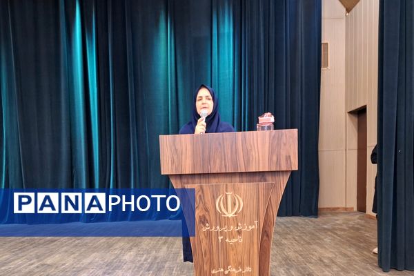 تجلیل از دانش‌آموزان رتبه‌های برتر دبیرستان پویش ناحیه 3 شیراز 