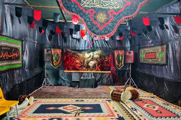 برپایی خیمه‌های عزاداری محرم در شهر شیراز