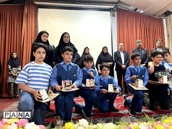 تجلیل از برگزیدگان تئاتر درسی و خبرنگاران پانا در ساوجبلاغ 