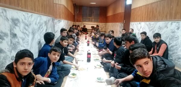 ضیافت ساده اما آسمانی به همت مسئولین دبیرستان سرآمد ناصر ناحیه ٧ مشهد برگزار شد