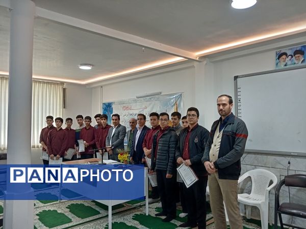 جلسه انجمن اولیا و مربیان تخصصی پایه های دهم دبیرستان نمونه آیت الله خامنه ای برگزار شد