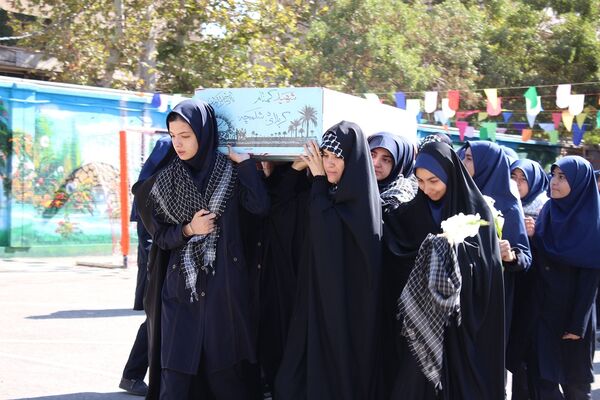 تشییع پیکر شهید گمنام در دبیرستان‌حضرت معصومه‌ ناحیه چهار کرج 