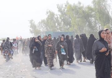 پیاده‌روی جاماندگان اربعین در روستای چلو گاومیشی