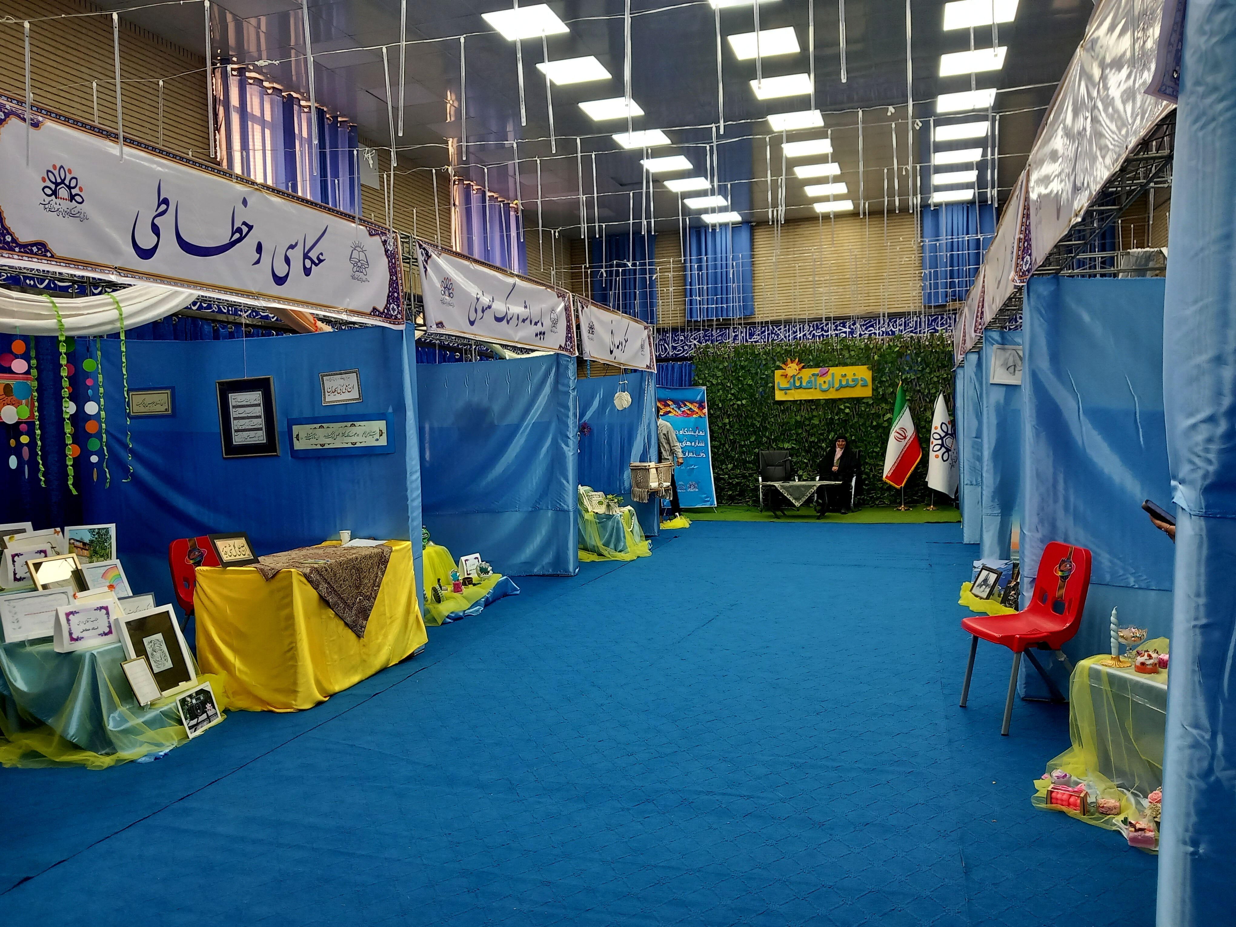 نمایشگاه دست سازه های هنری دختران آفتاب در دالقرآن سازمان فرهنگی شهرداری اسلامشهر