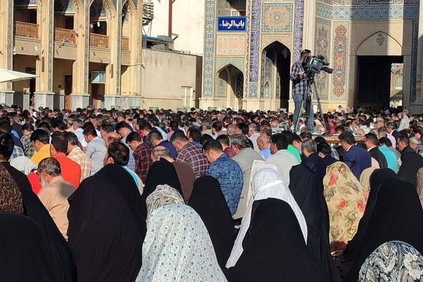 شکوه وحدت مردم شیراز در نماز عید فطر در حرم شاهچراغ(ع)
